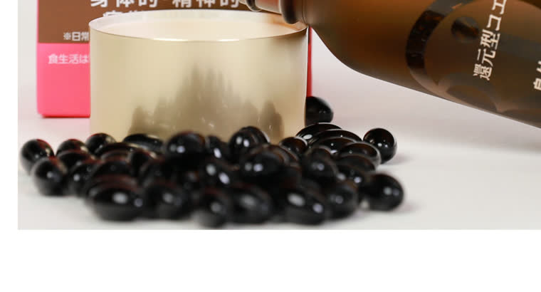 Các viên nang mềm Rich Coenzyme Q10 màu nâu sẫm đổ ra từ lọ
